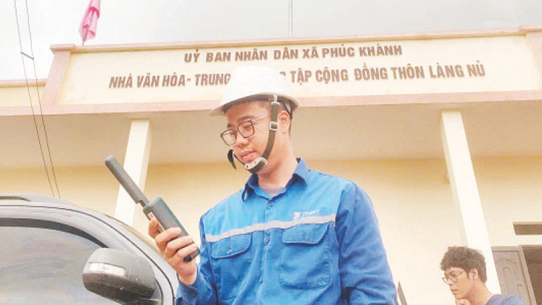 Phát sóng viễn thông phục vụ thông tin liên lạc tại Làng Nủ. (Ảnh Mai Dương)