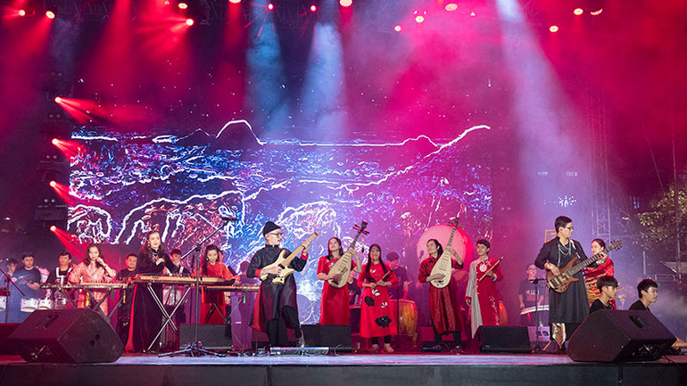 Chương trình khai mạc Liên hoan âm nhạc quốc tế-Hò Dô năm 2022. (Ảnh QUỐC THANH) Chương trình khai mạc Liên hoan âm nhạc quốc tế-Hò Dô năm 2022. (Ảnh QUỐC THANH)