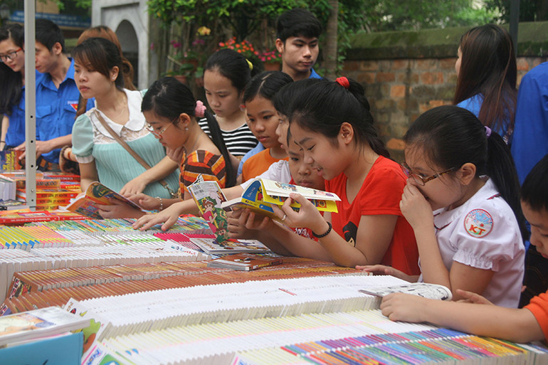 Những cuốn sách văn học luôn mang lại niềm đam mê cho người đọc. Những cuốn sách văn học luôn mang lại niềm đam mê cho người đọc.