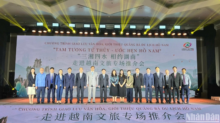 Các đại biểu chụp ảnh lưu niệm.