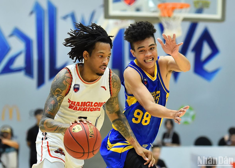 Kết thúc hai hiệp đầu với tỷ số 40-39 nghiêng về Thang Long Warriors, hai đội tiếp tục thể hiện lối chơi rắn không ngại va chạm tại hai hiệp thi đấu cuối cùng. Sameen Ayyub Swint liên tục bị Trần Văn Trung theo kèm rất sát mỗi khi có bóng.