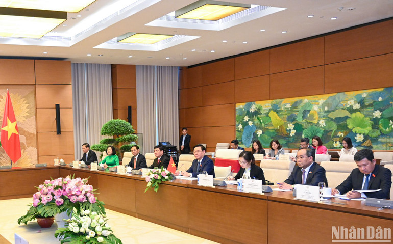 Chủ tịch Quốc hội Vương Đình Huệ và các đại biểu Việt Nam dự buổi tiếp. Chủ tịch Quốc hội Vương Đình Huệ và các đại biểu Việt Nam dự buổi tiếp.