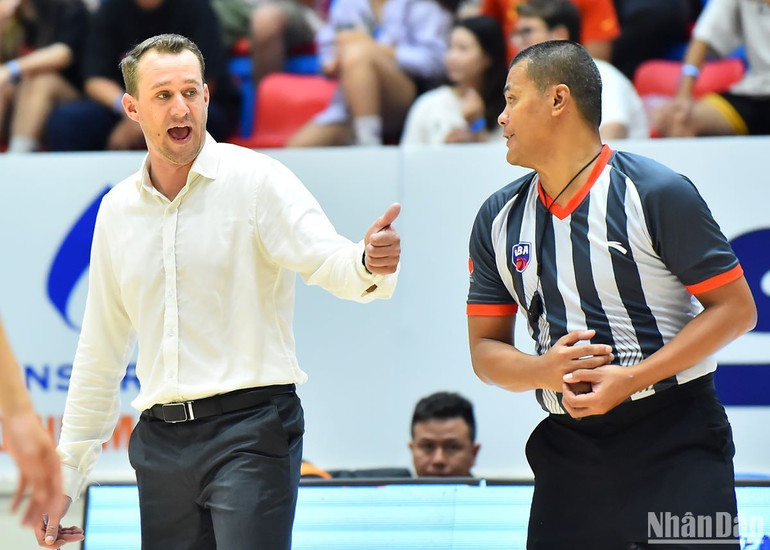 Tình huống mang về lợi thế tâm lý lớn cho Thang Long Warriors khi sau một pha tranh bóng quyết liệt hơn mức cần thiết với Sameen Ayyub Swint, Ho Chi Minh City Wings phải nhận 1 lỗi kỹ thuật và 2 lỗi phản tinh thần thể thao, qua đó trao những cơ hội ghi điểm liên tiếp cho đội bóng Thủ đô.