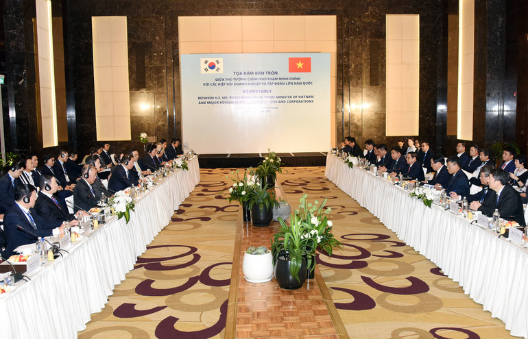 Cuộc tọa đàm, Diễn đàn Doanh nghiệp Việt Nam - Hàn Quốc là sự kiện quan trọng được tổ chức trong khuôn khổ chuyến thăm cấp Nhà nước tới Việt Nam của Tổng thống Hàn Quốc Yoon Suk Yeo. Cuộc tọa đàm, Diễn đàn Doanh nghiệp Việt Nam - Hàn Quốc là sự kiện quan trọng được tổ chức trong khuôn khổ chuyến thăm cấp Nhà nước tới Việt Nam của Tổng thống Hàn Quốc Yoon Suk Yeo.