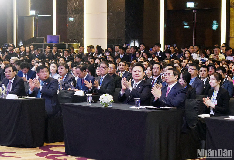 Thủ tướng Phạm Minh Chính và Tổng thống Hàn Quốc Yoon Suk Yeol tham dự Diễn đàn Doanh nghiệp Việt Nam - Hàn Quốc. Thủ tướng Phạm Minh Chính và Tổng thống Hàn Quốc Yoon Suk Yeol tham dự Diễn đàn Doanh nghiệp Việt Nam - Hàn Quốc.