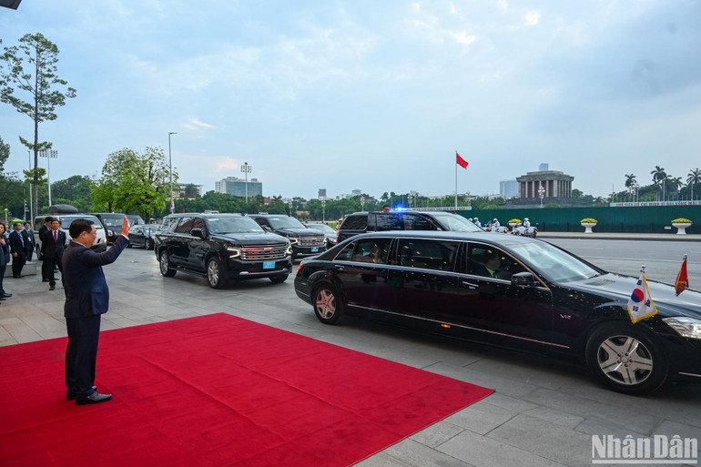 Chủ tịch Quốc hội Vương Đình Huệ tiễn Tổng thống Hàn Quốc Yoon Suk Yeol. Chủ tịch Quốc hội Vương Đình Huệ tiễn Tổng thống Hàn Quốc Yoon Suk Yeol.