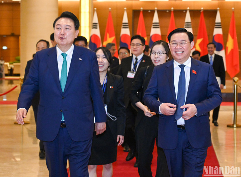 Chủ tịch Quốc hội Vương Đình Huệ trao đổi với Tổng thống Hàn Quốc Yoon Suk Yeol sau khi kết thúc buổi tiếp. Chủ tịch Quốc hội Vương Đình Huệ trao đổi với Tổng thống Hàn Quốc Yoon Suk Yeol sau khi kết thúc buổi tiếp.