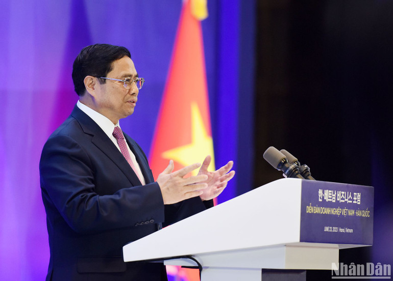 Thủ tướng Phạm Minh Chính phát biểu tại Diễn đàn Doanh nghiệp Việt Nam - Hàn Quốc. Thủ tướng đánh giá cao và cảm ơn những chia sẻ thẳng thắn, chân thành của các doanh nghiệp Hàn Quốc về tình hình kinh doanh tại Việt Nam và cam kết đầu tư ở Việt Nam trong những lĩnh vực mới. Thủ tướng Phạm Minh Chính phát biểu tại Diễn đàn Doanh nghiệp Việt Nam - Hàn Quốc. Thủ tướng đánh giá cao và cảm ơn những chia sẻ thẳng thắn, chân thành của các doanh nghiệp Hàn Quốc về tình hình kinh doanh tại Việt Nam và cam kết đầu tư ở Việt Nam trong những lĩnh vực mới.