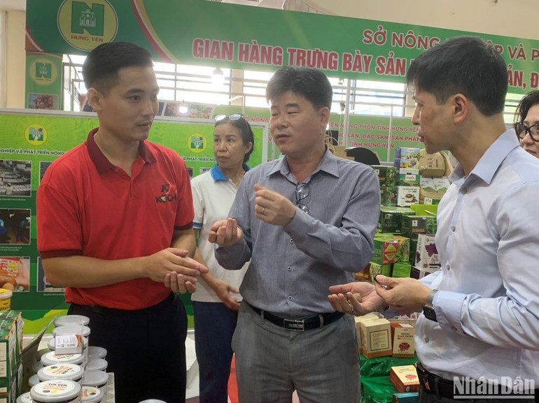 Doanh nghiệp giới thiệu sản phẩm nông sản đặc sản của mình với các đại biểu tham quan phiên chợ. (Ảnh: THANH TRÀ)