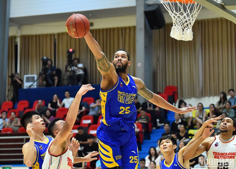 Amir Williams (Ho Chi Minh City Wings) có một trận đấu phòng ngự xuất sắc khi có tới 6 blocks cùng 13 rebounds (bắt bóng bật bảng). Các cầu thủ Thang Long Warriors gặp rất nhiều khó khăn mỗi khi đối đầu với trung phong người Mỹ này.