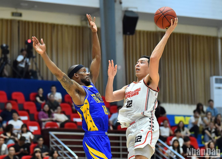 Thế trận diễn ra cân bằng khi hai đội đều nghiêng về lối chơi phòng thủ chắc chắn khiến không có quá nhiều tình huống ghi điểm được thực hiện.