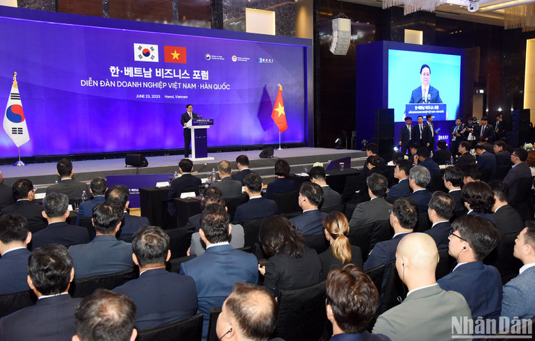 Thủ tướng đánh giá cao và cảm ơn những chia sẻ thẳng thắn, chân thành của các doanh nghiệp Hàn Quốc về tình hình kinh doanh tại Việt Nam và cam kết đầu tư ở Việt Nam trong những lĩnh vực mới. Đây chính là minh chứng rõ nét cho sự đồng hành, tin cậy, thấu hiểu và chia sẻ của các doanh nghiệp Hàn Quốc đối với Việt Nam trên tinh thần lợi ích hài hòa, rủi ro chia sẻ, quyết tâm vượt qua khó khăn để phát triển. Thủ tướng đánh giá cao và cảm ơn những chia sẻ thẳng thắn, chân thành của các doanh nghiệp Hàn Quốc về tình hình kinh doanh tại Việt Nam và cam kết đầu tư ở Việt Nam trong những lĩnh vực mới. Đây chính là minh chứng rõ nét cho sự đồng hành, tin cậy, thấu hiểu và chia sẻ của các doanh nghiệp Hàn Quốc đối với Việt Nam trên tinh thần lợi ích hài hòa, rủi ro chia sẻ, quyết tâm vượt qua khó khăn để phát triển.