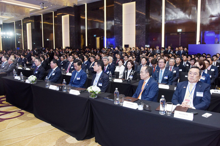 Đây là những sự kiện quan trọng được tổ chức trong khuôn khổ chuyến thăm cấp Nhà nước tới Việt Nam của Tổng thống Hàn Quốc. Lãnh đạo các bộ, ngành, địa phương và khoảng 500 doanh nghiệp, gồm khoảng 300 doanh nghiệp Hàn Quốc, 200 doanh nghiệp Việt Nam cùng tham dự Diễn đàn. Đây là những sự kiện quan trọng được tổ chức trong khuôn khổ chuyến thăm cấp Nhà nước tới Việt Nam của Tổng thống Hàn Quốc. Lãnh đạo các bộ, ngành, địa phương và khoảng 500 doanh nghiệp, gồm khoảng 300 doanh nghiệp Hàn Quốc, 200 doanh nghiệp Việt Nam cùng tham dự Diễn đàn.