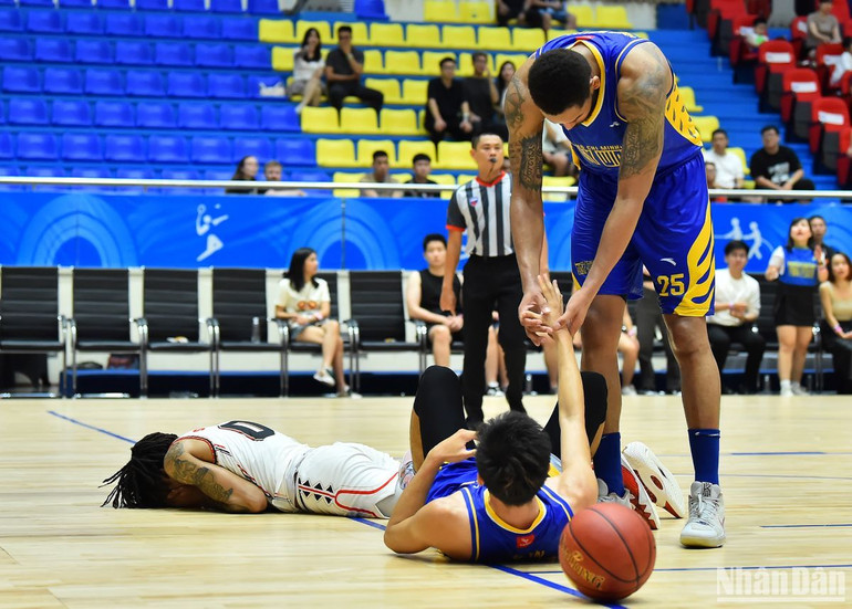 Tình huống mang về lợi thế tâm lý lớn cho Thang Long Warriors khi sau một pha tranh bóng quyết liệt hơn mức cần thiết với Sameen Ayyub Swint , Ho Chi Minh City Wings phải nhận 1 lỗi kỹ thuật và 2 lỗi phản tinh thần thể thao, qua đó trao những cơ hội ghi điểm liên tiếp cho đội bóng Thủ đô.