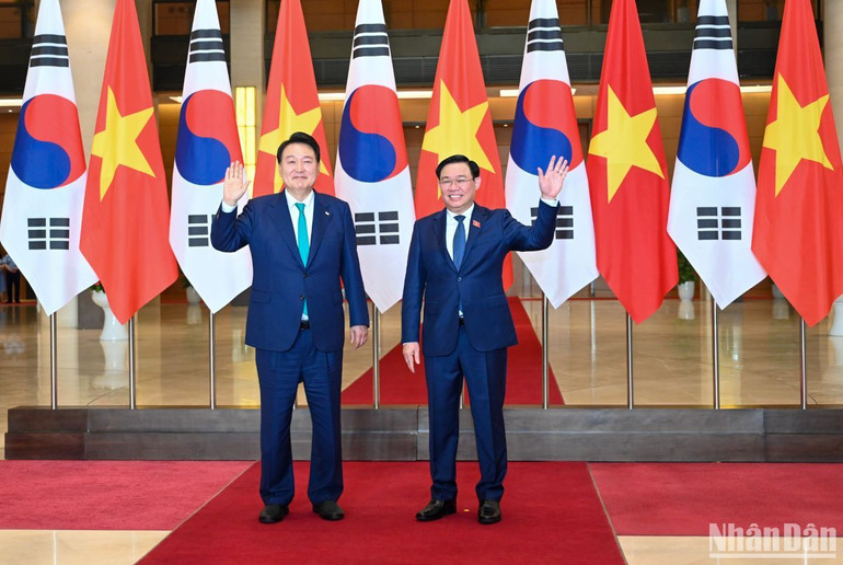 Chủ tịch Quốc hội Vương Đình Huệ và Tổng thống Hàn Quốc Yoon Suk Yeol chụp ảnh lưu niệm tại buổi tiếp. Chủ tịch Quốc hội Vương Đình Huệ và Tổng thống Hàn Quốc Yoon Suk Yeol chụp ảnh lưu niệm tại buổi tiếp.