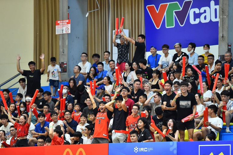 Niềm vui các các cổ động viên Thang Long Warriors khi thời gian của trận đấu kết thúc. Họ đã phải trải qua một trận đấu với rất nhiều cảm xúc, để rồi vỡ oà trong niềm vui khi là những người chiến thắng sau cùng.