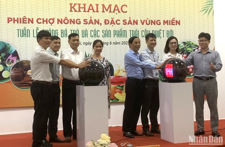 Các đại biểu ấn nút khai mạc phiên chợ nông sản, đặc sản vùng miền ngày 21/6/2023. (Ảnh: THANH TRÀ)