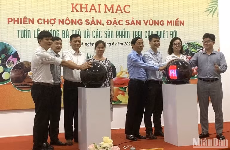 Các đại biểu ấn nút khai mạc phiên chợ nông sản, đặc sản vùng miền ngày 21/6/2023. (Ảnh: THANH TRÀ)