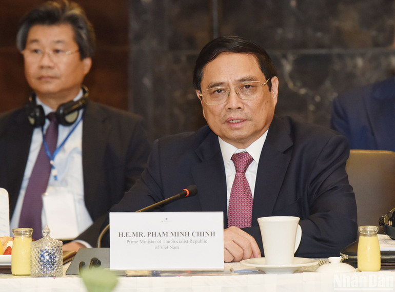 Chiều cùng ngày Thủ tướng Phạm Minh Chính toạ đàm với các hiệp hội doanh nghiệp và tập đoàn lớn của Hàn Quốc nhân chuyến thăm cấp Nhà nước tới Việt Nam của Tổng thống Yoon Suk Yeo. Thủ tướng mong muốn các doanh nghiệp Hàn Quốc tiếp tục tin tưởng và gắn bó với Việt Nam trong quá trình phát triển. Chiều cùng ngày Thủ tướng Phạm Minh Chính toạ đàm với các hiệp hội doanh nghiệp và tập đoàn lớn của Hàn Quốc nhân chuyến thăm cấp Nhà nước tới Việt Nam của Tổng thống Yoon Suk Yeo. Thủ tướng mong muốn các doanh nghiệp Hàn Quốc tiếp tục tin tưởng và gắn bó với Việt Nam trong quá trình phát triển.