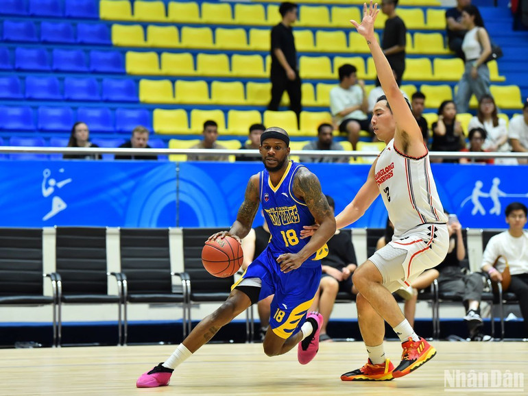 Trận đấu diễn ra với lợi thế nghiêng đôi chút về phía Ho Chi Minh City Wings khi các cầu thủ của họ là những người vào tay sớm hơn trong những pha ném đầu tiên.