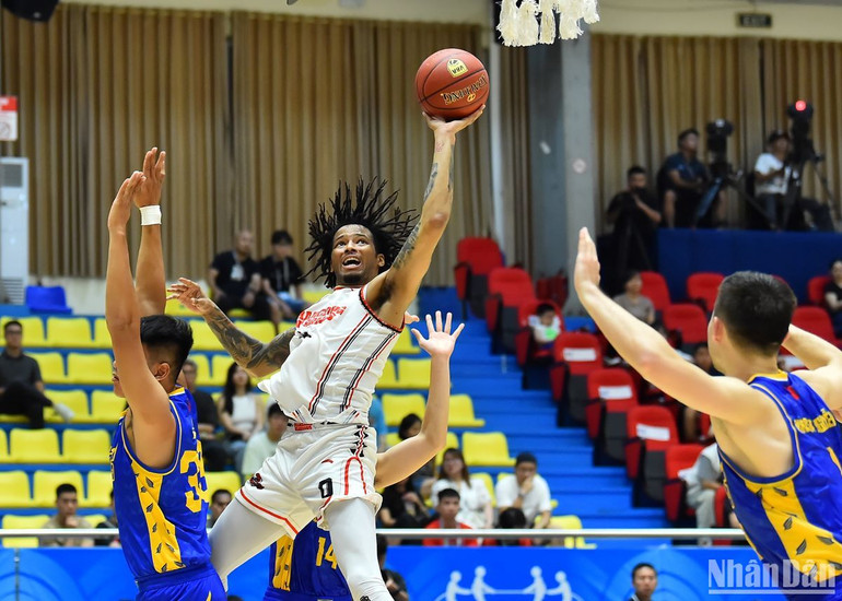 Thế nhưng, với lợi thế nhận được sự cổ vũ nhiệt tình của đông đảo cổ động viên, các cầu thủ Thang Long Warriors có được lợi thế lớn về mặt tâm lý khi trận đấu càng trôi dần về những phút cuối. Trong khi đó, Ho Chi Minh City Wings lại tỏ ra mất tập trung trong khoảng thời gian cuối trận khi liên tiếp có những tình huống ném bóng khó mỗi khi có cơ hội ghi điểm. Qua đó, nửa xanh Thành phố Hồ Chí Minh đành chấp nhận thất bại với tỷ số 77-80 dù có thời điểm họ có nhiều cơ hội để kết thúc trận đấu.