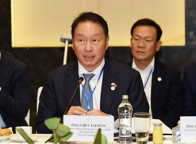 Chủ tịch Phòng Thương mại và Công nghiệp Hàn Quốc (KCCI) Chay Taewon đánh giá cao sự phát triển mạnh mẽ của Việt Nam thời gian qua, cảm ơn sự ủng hộ và tạo điều kiện thuận lợi, tháo gỡ các khó khăn, vướng mắc của Chính phủ và các bộ ngành Việt Nam với các nhà đầu tư Hàn Quốc. Mặc dù chịu ảnh hưởng bởi đại dịch Covid-19, quan hệ hợp tác kinh tế giữa hai nước vẫn phát triển mạnh mẽ với những kết quả ấn tượng. Năm 2022, kim ngạch xuất nhập khẩu song phương đạt gần 87 tỷ USD. Hàn Quốc là nhà đầu tư lớn với gần 82 tỷ USD vốn đăng ký, gần 9,6 nghìn dự án đầu tư trực tiếp còn hiệu lực tại Việt Nam. Chủ tịch Phòng Thương mại và Công nghiệp Hàn Quốc (KCCI) Chay Taewon đánh giá cao sự phát triển mạnh mẽ của Việt Nam thời gian qua, cảm ơn sự ủng hộ và tạo điều kiện thuận lợi, tháo gỡ các khó khăn, vướng mắc của Chính phủ và các bộ ngành Việt Nam với các nhà đầu tư Hàn Quốc. Mặc dù chịu ảnh hưởng bởi đại dịch Covid-19, quan hệ hợp tác kinh tế giữa hai nước vẫn phát triển mạnh mẽ với những kết quả ấn tượng. Năm 2022, kim ngạch xuất nhập khẩu song phương đạt gần 87 tỷ USD. Hàn Quốc là nhà đầu tư lớn với gần 82 tỷ USD vốn đăng ký, gần 9,6 nghìn dự án đầu tư trực tiếp còn hiệu lực tại Việt Nam.