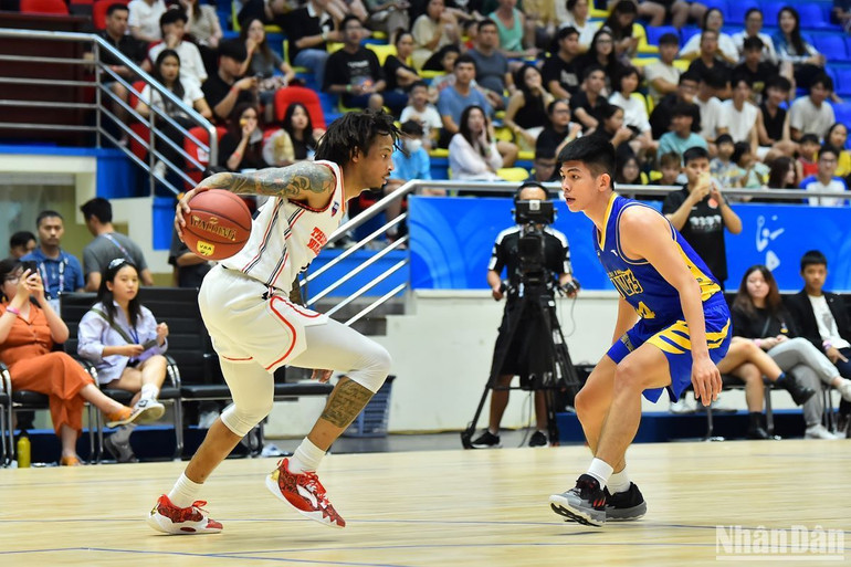 Trước lối chơi kỹ thuật đội bóng Thủ đô, các cầu thủ Ho Chi Minh City Wings không ngại sử dụng lối chơi phòng ngự toàn sân, nhằm ngăn các chiến thuật triển khai bóng nhanh của Thang Long Warriors.