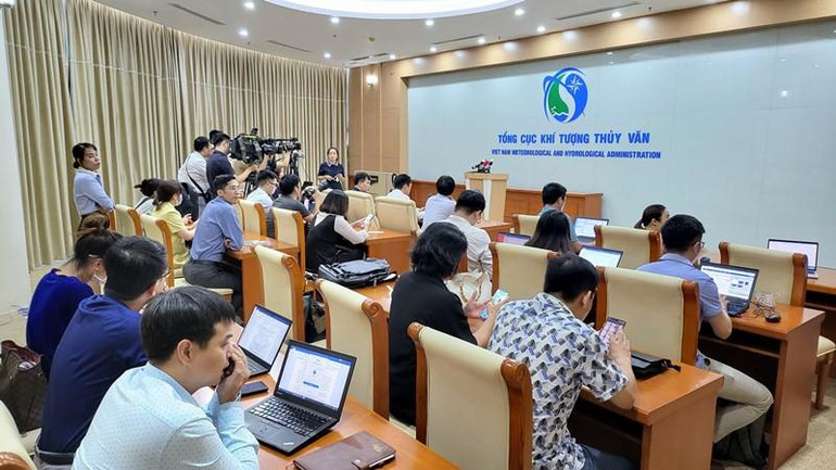 Quang cảnh họp báo thông tin về diễn tiến bão số 4 chiều 26/9.