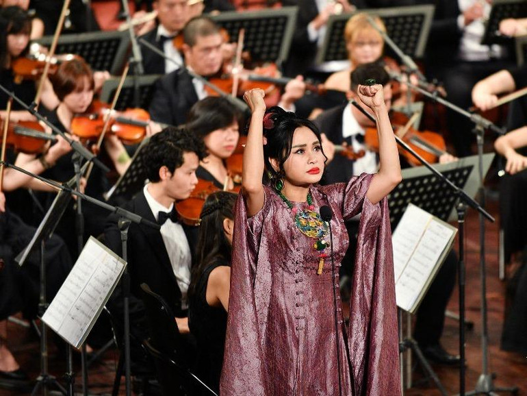 Nghệ sĩ ưu tú Thanh Lam thể hiện ca khúc “Dáng đứng Việt Nam”. (Ảnh: Ban tổ chức)