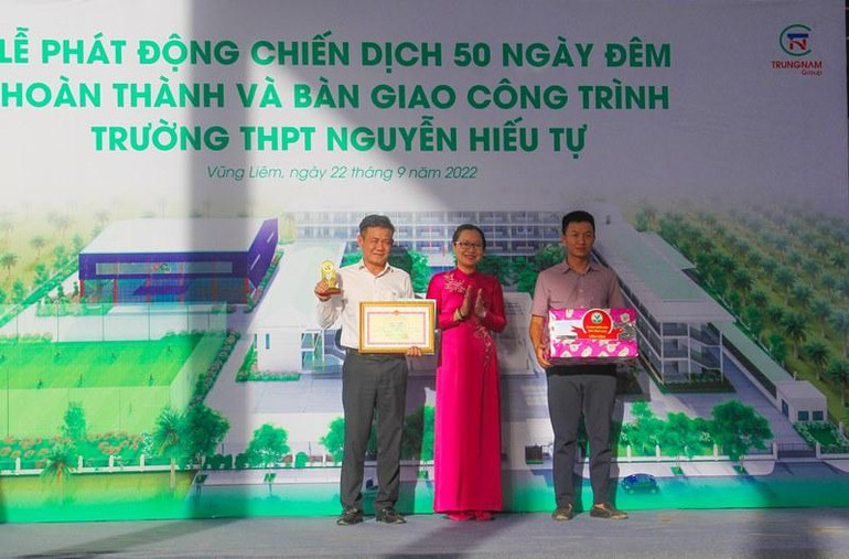 Phó Chủ tịch Ủy ban nhân dân tỉnh Vĩnh Long Nguyễn Thị Quyên Thanh trao tặng Bằng khen nhà thầu và đơn vị thi công. (Ảnh: Bá Dũng).