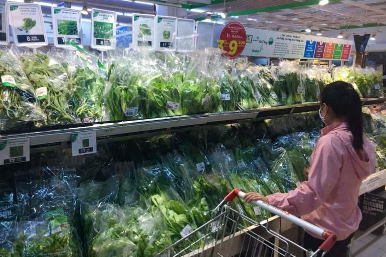 Khảo sát nhanh, tại Hà Nội, trong các siêu thị lớn như Winmart, Winmart +, Tops Market… hiện không phát hiện các sản phẩm rau sạch thuộc các đơn vị bị “vạch trần” là Trình Nhi, Đông A, Hugo Farm.