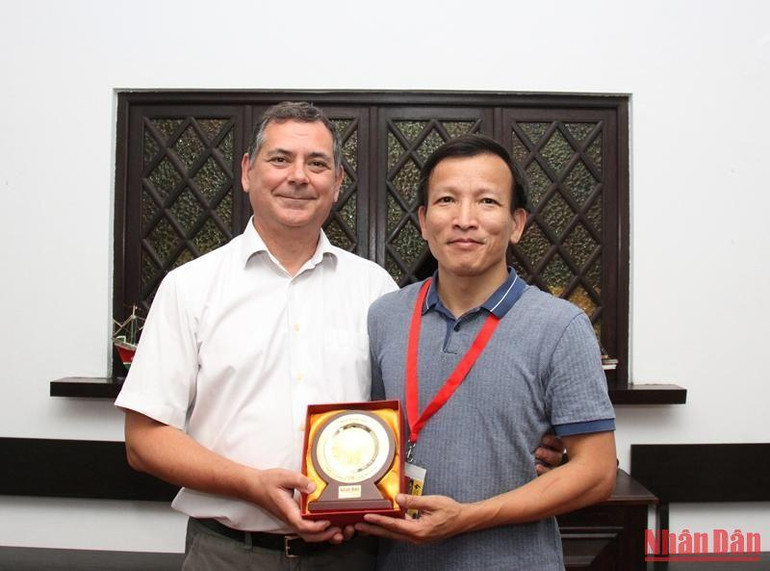 Trao tặng quà lưu niệm của Báo Nhân Dân cho đồng chí Pedro Guerreiro, Trưởng Ban Đối ngoại PCP. Đồng chí Pedro Guerreiro đánh giá cao sự tham dự của Việt Nam với một gian trưng bày, là điểm nhấn quan trọng rất được mong đợi ở mỗi kỳ Hội báo Avante.