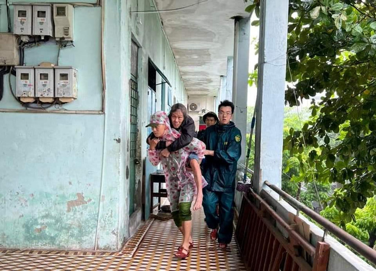 Các lực lượng chức năng giúp nhân dân Đà Nẵng sơ tán đến vùng trú tránh an toàn. (Ảnh: Đức Lâm)