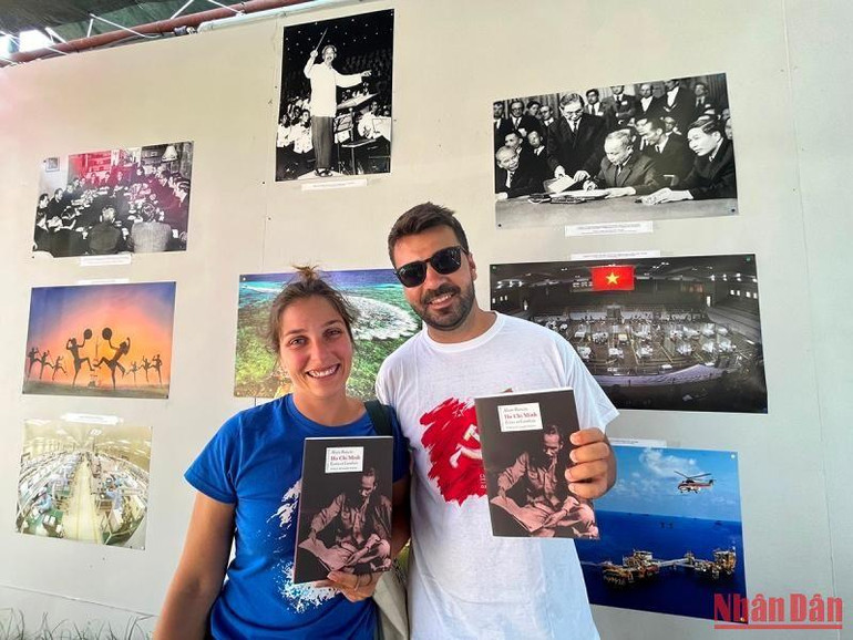 Hai đảng viên trẻ của PCP, Jose Constante và Carla Cerqueira, rất vui khi được tặng cuốn sách "Hồ Chí Minh, những bài viết và sự nghiệp đấu tranh cách mạng" của nhà sử học Alain Ruscio (Pháp), để tìm hiểu thêm về vị lãnh tụ vĩ đại của nhân dân Việt Nam.