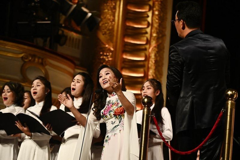 Hai ca khúc tri ân các “chiến sĩ áo trắng” được thể hiện bởi ca sĩ Trần Trang, Trang Bùi và Hợp xướng nữ Nhà hát Nhạc vũ kịch. (Ảnh: Ban tổ chức)