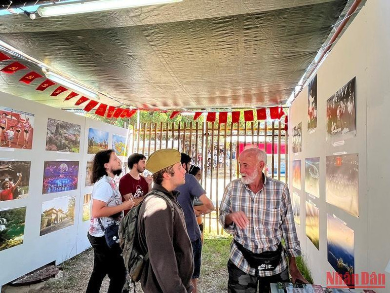 Ông Antonia giải thích cho các bạn trẻ về Việt Nam anh dũng, kiên cường, nơi có Chủ tịch Hồ Chí Minh mà ông cũng như nhiều người ở Bồ Đào Nha rất ngưỡng mộ.