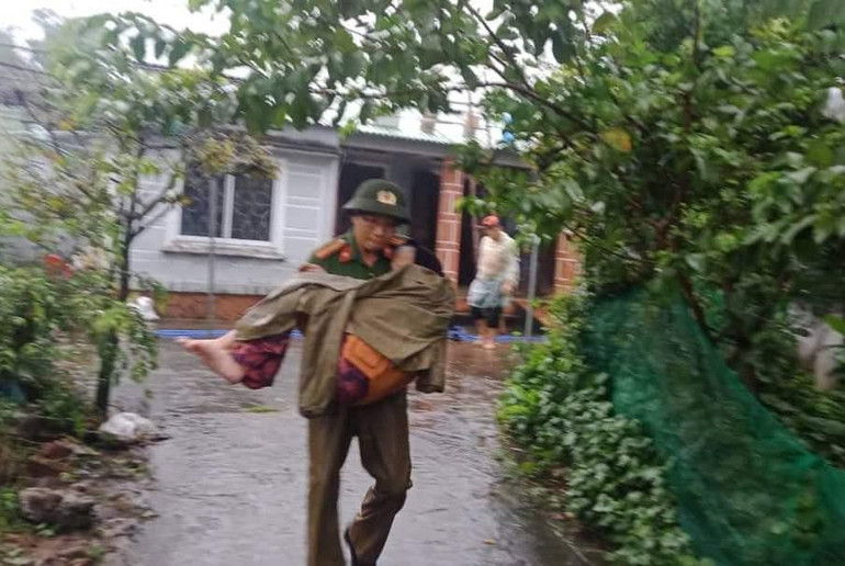 Các lực lượng chức năng giúp nhân dân Đà Nẵng sơ tán đến vùng trú tránh an toàn. (Ảnh: Đức Lâm).