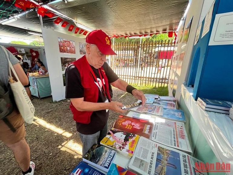 Tiến sĩ Carolus Wimmer, Chủ tịch Hội Hữu nghị Venezuela-Việt Nam, rất ấn tượng với các hình ảnh, tư liệu, sách báo giới thiệu về Việt Nam. Là người luôn theo dõi và ủng hộ Việt Nam, ông rất vui khi thấy Việt Nam ngày càng đổi mới và có vai trò, vị thế quan trọng trên trường quốc tế. Ông nói: Tôi luôn tin chắc rằng Việt Nam sẽ thực hiện trọn vẹn ý nguyện của Chủ tịch Hồ Chí Minh, đó là xây dựng đất nước ngày càng "đàng hoàng hơn, to đẹp hơn."