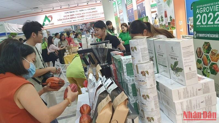 Người dân Hà Nội tham quan mua sắm tại Hội chợ ngày 15/9. (Ảnh: THANH TRÀ)