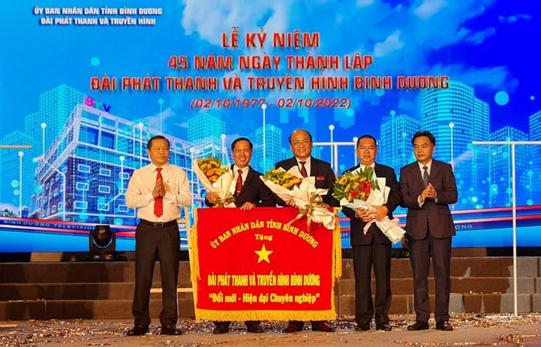 Lãnh đạo tỉnh Bình Dương trao tặng Bức trướng cho Đài Phát thanh-Truyền hình Bình Dương.