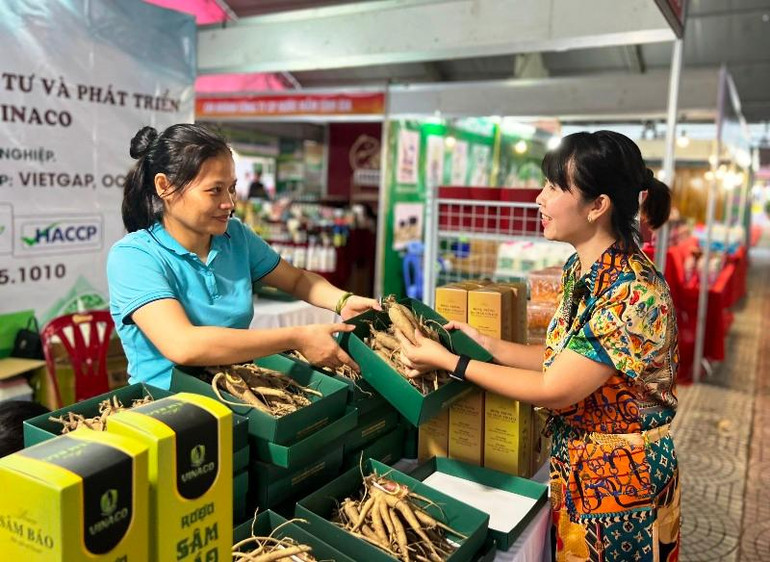 Sản phẩm Sâm Báo của huyện Vĩnh Lộc, tỉnh Thanh Hóa được giới thiệu, bày bán tại hội chợ.
