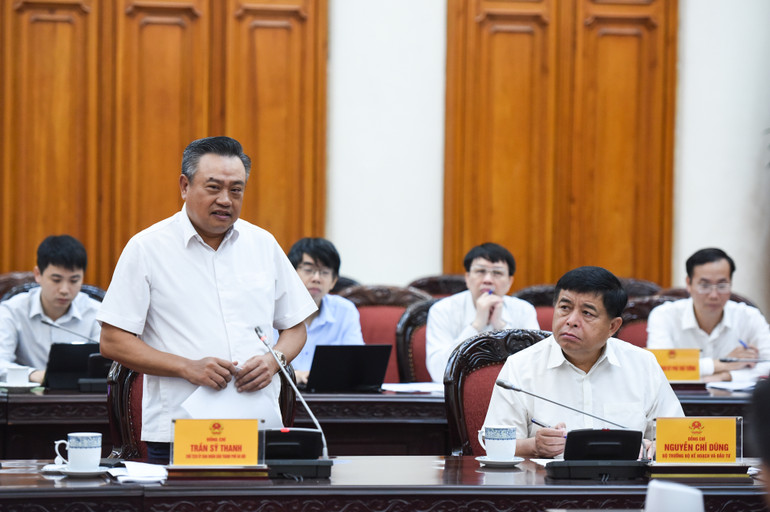 Chủ tịch Ủy ban nhân dân Thành phố Hà Nội Trần Sỹ Thanh phát biểu tại cuộc họp.