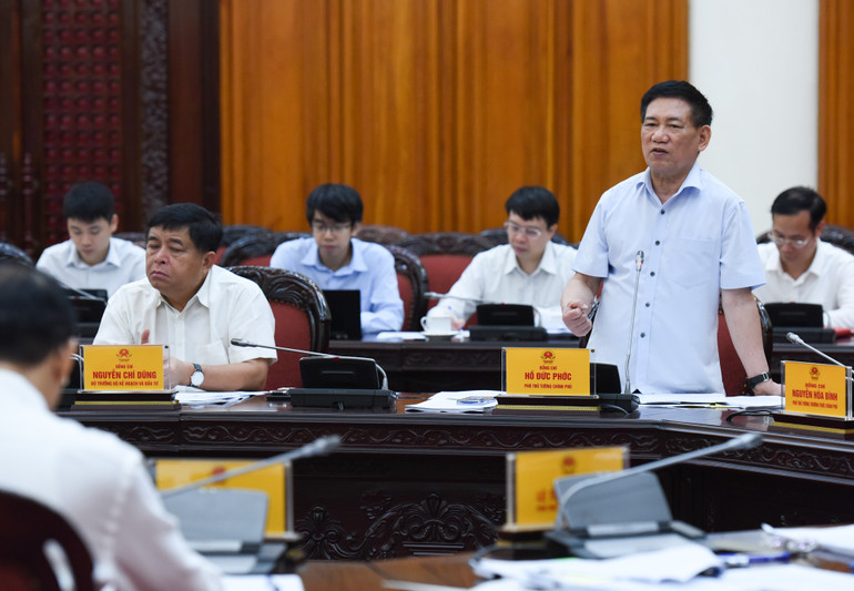 Phó Thủ tướng, Bộ trưởng Tài chính Hồ Đức Phớc phát biểu tại cuộc họp.