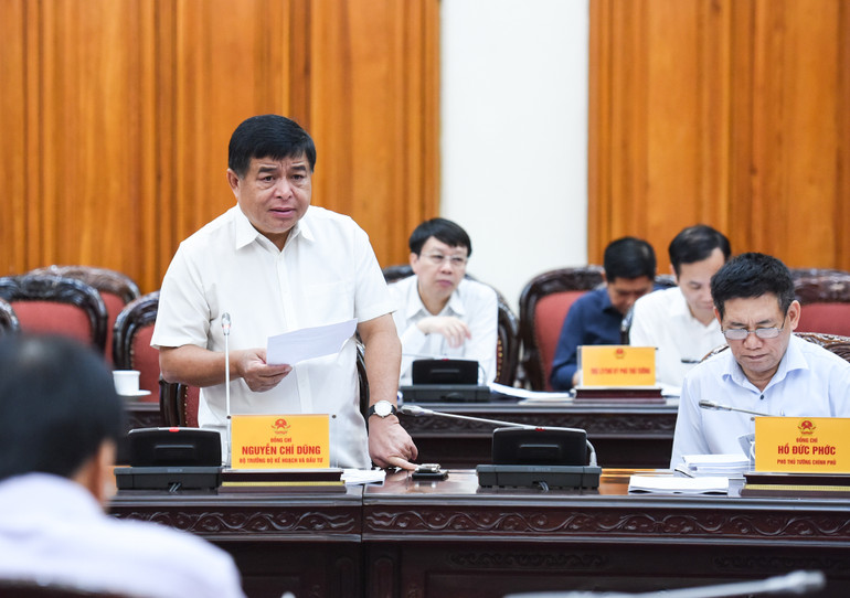 Bộ trưởng Kế hoạch và Đầu tư Nguyễn Chí Dũng, Tổ trưởng Tổ Biên tập của Tiểu ban Kinh tế-xã hội phát biểu.