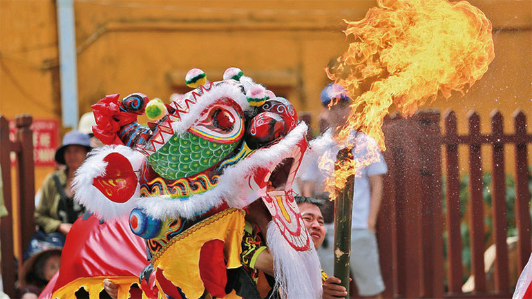 Màn múa đăng thiên phun lửa.