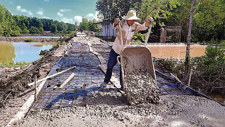 Nguồn hỗ trợ từ các tổ chức, doanh nghiệp sẽ giúp huyện Ngọc Hiển xây dựng thêm hàng chục km đường giao thông liên ấp.