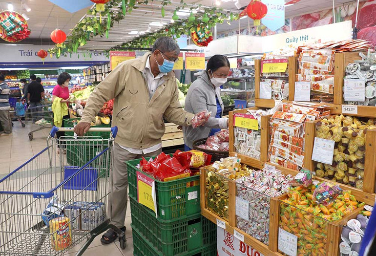 Người dân mua sắm tại Siêu thị Co.opmart Vĩnh Long. (Ảnh: LÊ THÚY HẰNG) Người dân mua sắm tại Siêu thị Co.opmart Vĩnh Long. (Ảnh: LÊ THÚY HẰNG)