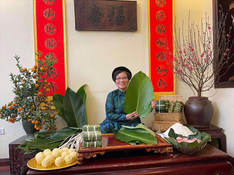 Nghệ nhân Phạm Ánh Tuyết giới thiệu cách gói bánh chưng. (Ảnh: ÁNH TUYẾT)