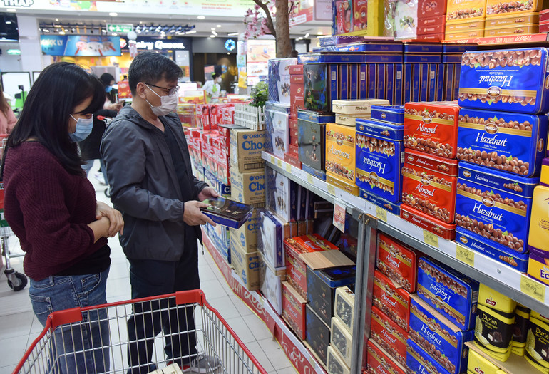 Hàng bánh kẹo Tết năm nay có mẫu mã đẹp mắt. Hàng bánh kẹo Tết năm nay có mẫu mã đẹp mắt.