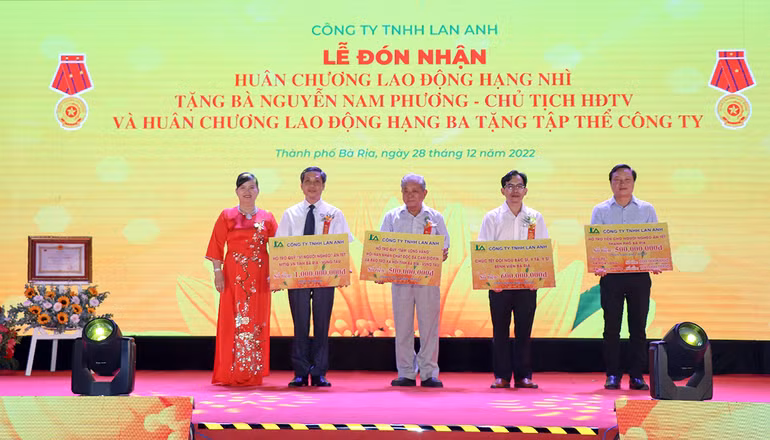 Bà Nguyễn Nam Phương, Chủ tịch HĐTV Công ty TNHH Lan Anh, trao tiền hỗ trợ các đối tượng chính sách trên địa bàn tỉnh Bà Rịa-Vũng Tàu. Bà Nguyễn Nam Phương, Chủ tịch HĐTV Công ty TNHH Lan Anh, trao tiền hỗ trợ các đối tượng chính sách trên địa bàn tỉnh Bà Rịa-Vũng Tàu.